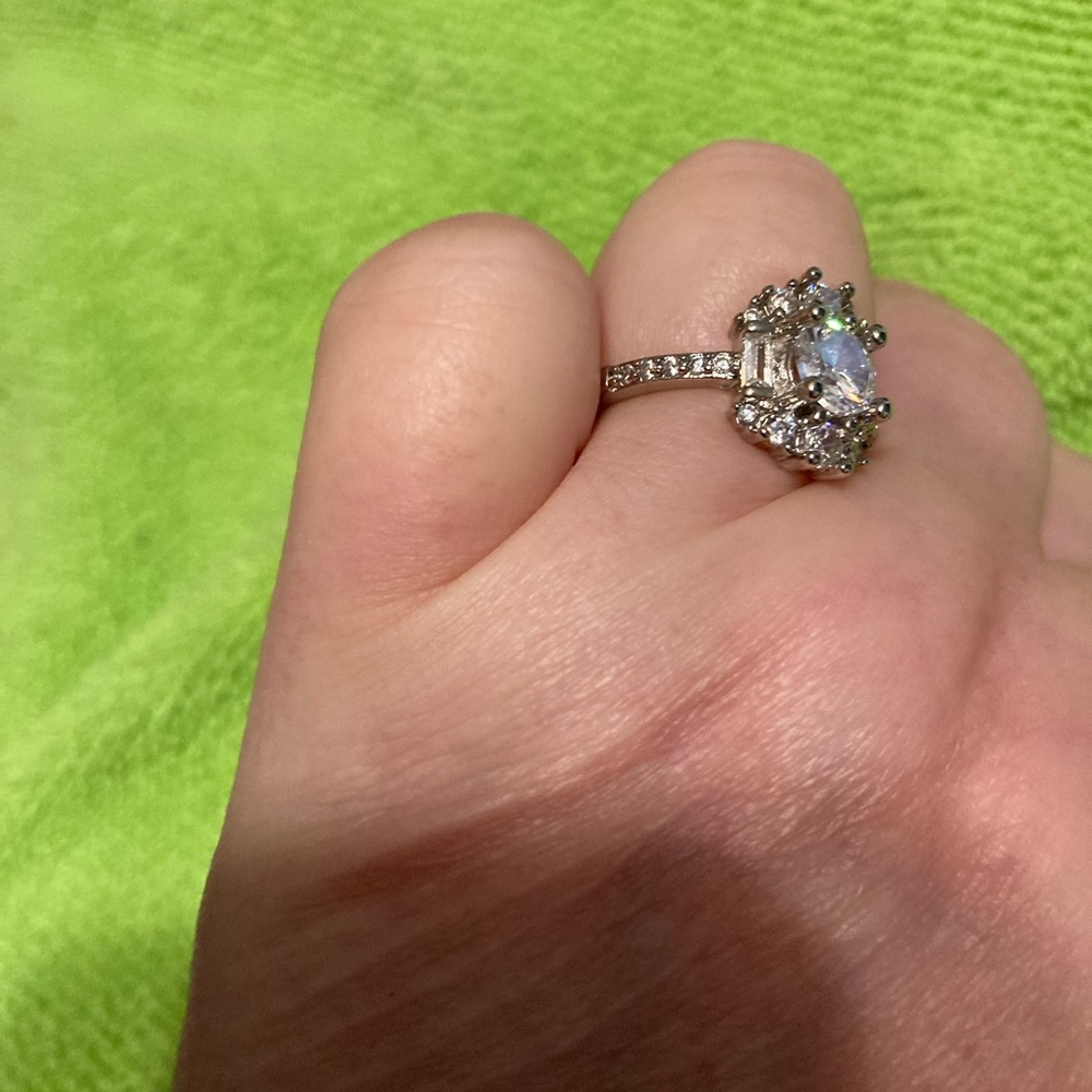 White sapphire ring - Picture 2 of 4
